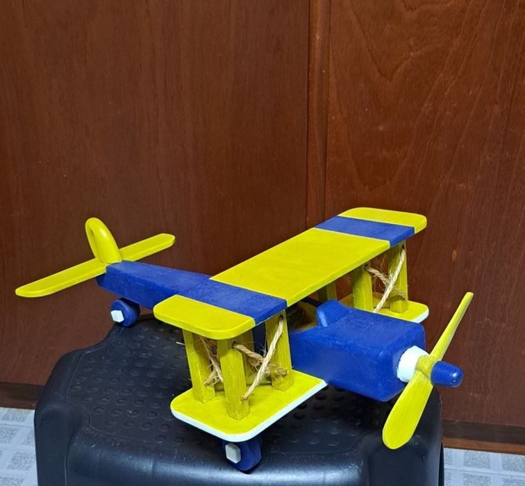 ARTESANATO - Avioneta em madeira feita à mão.