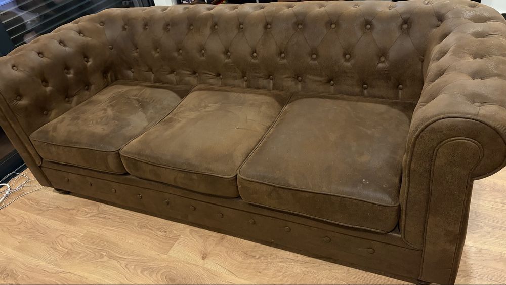 Sofá chesterfield camurça castanho