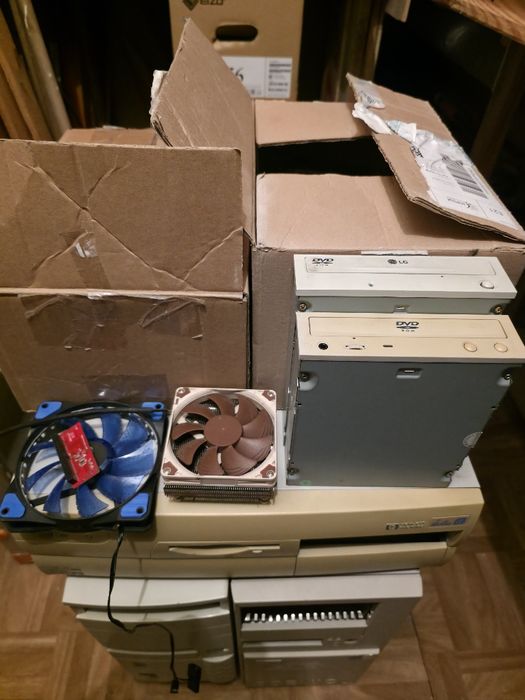 Retro stare komputery Slot1 pod Windows 98 + różne karty i akcesoria