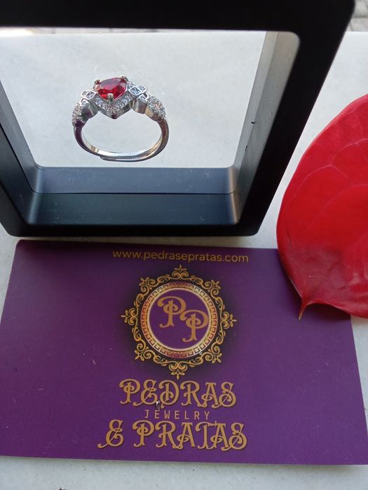 Anel em Prata com Zirconias em  coração