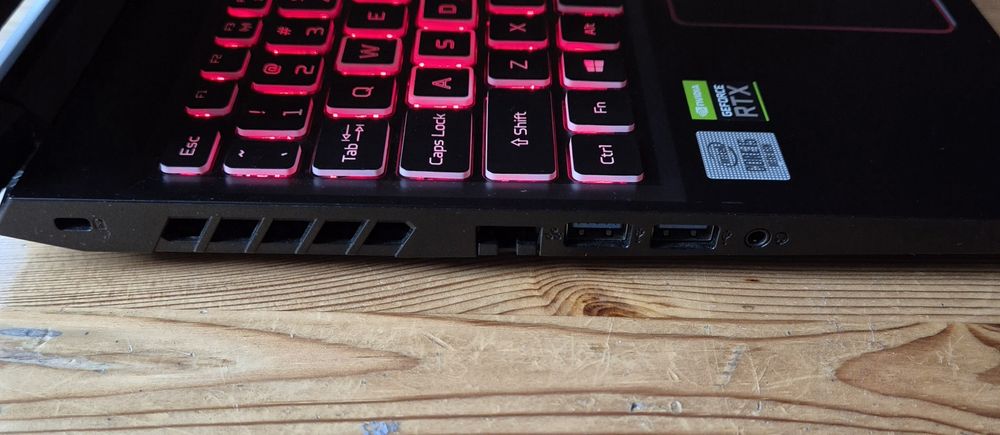 Acer Nitro 5 i5-10300H / RTX 2060 / 32GB RAM / 144Hz / SSD+HDD