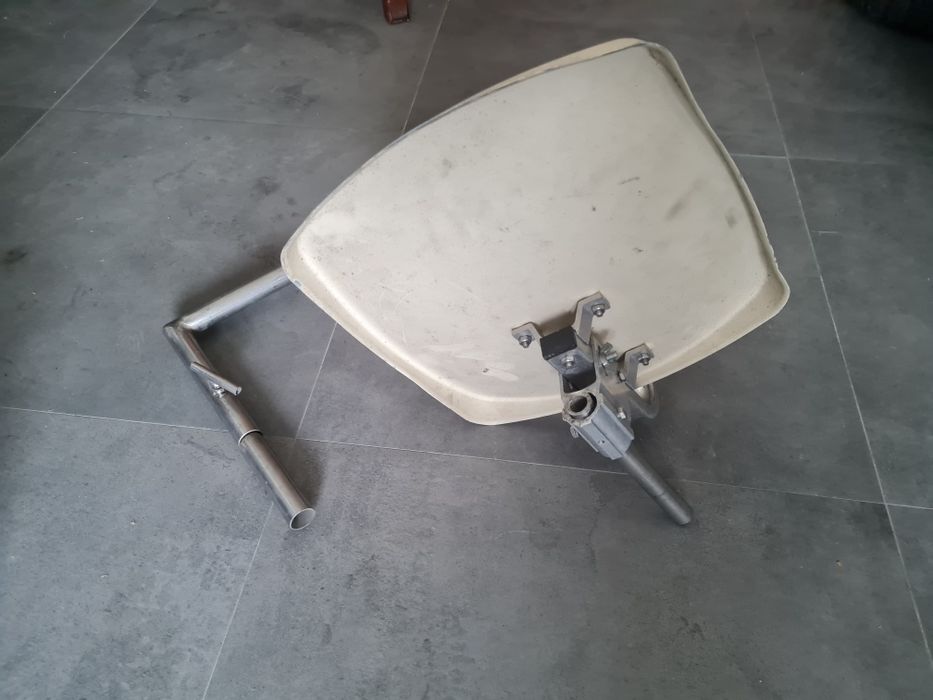 Suporte de antena e antena para vidro de camião.