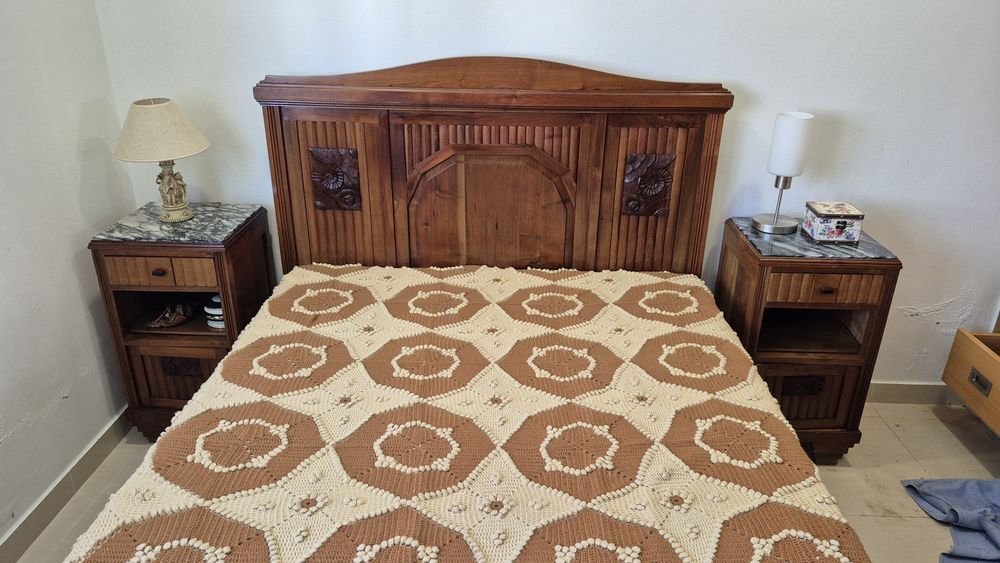 Cama antiga em bom estado