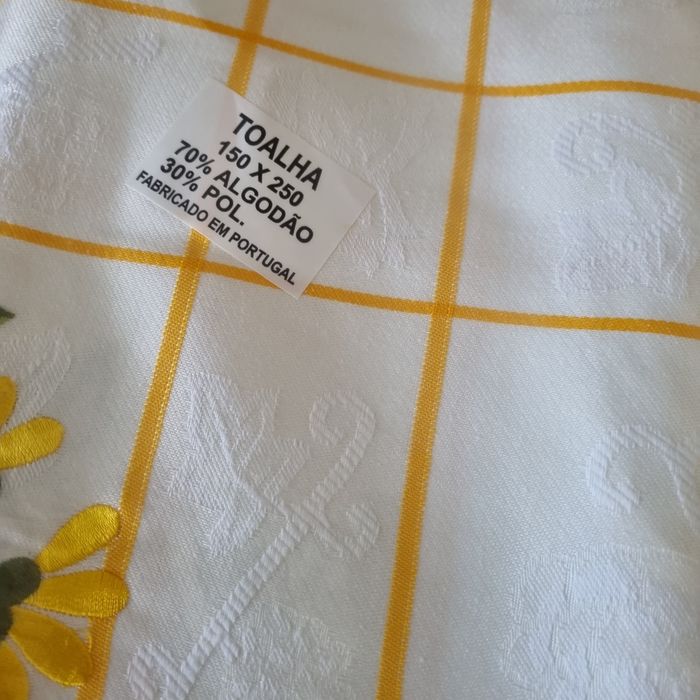 Toalha de mesa branca e amarela