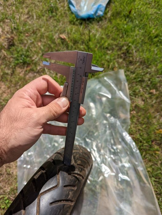 Pneu Maxxis 90/90-12 bastante rasto