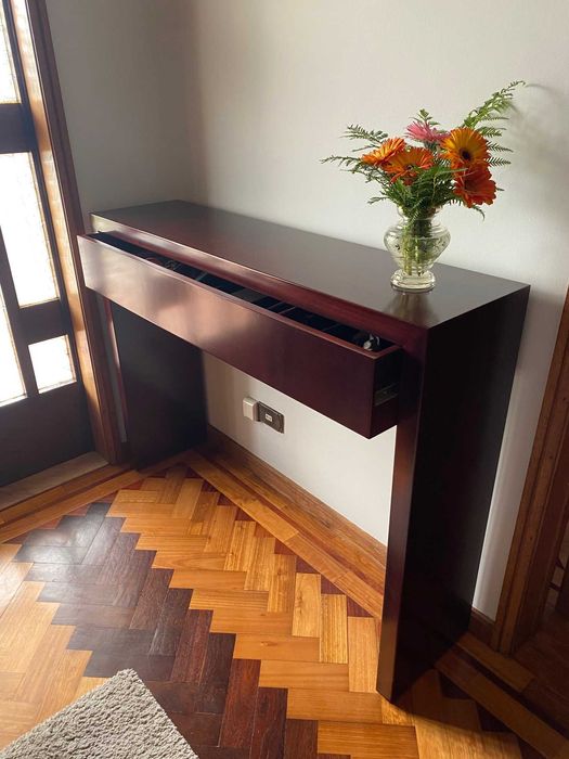 Consola de madeira com linhas modernas