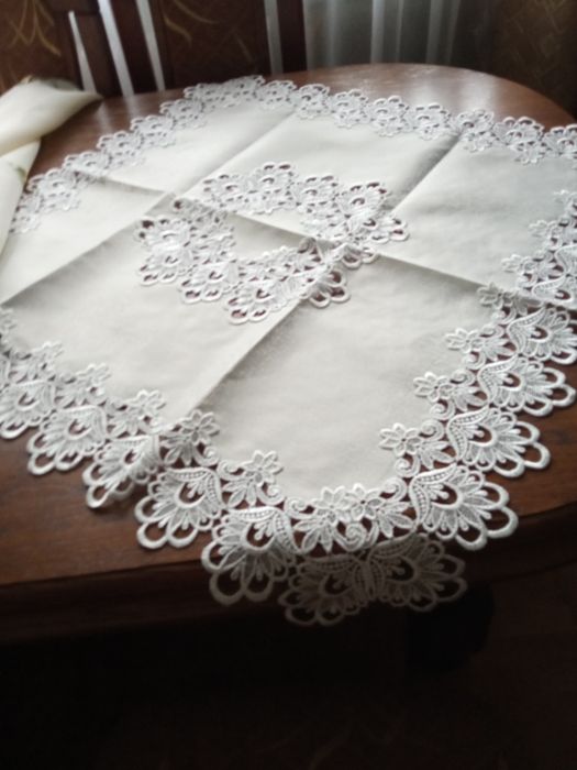 Obrusik kwadratowy z doszywaną gipiurą 85/85 cm