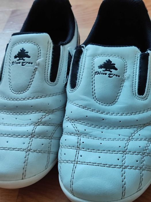 накладки на руки,кроссовки,футы на ноги, б/у в хорошем состоянии