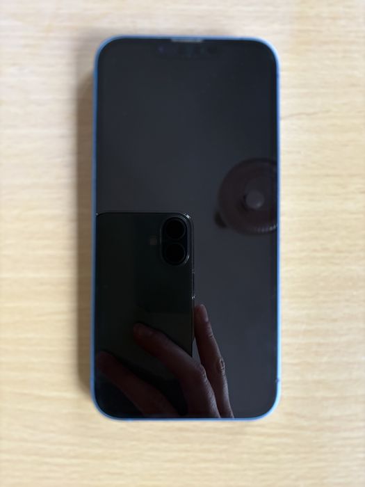 iPhone 13 / 256 GB / niebieski – model A2633 + szybki Spigen