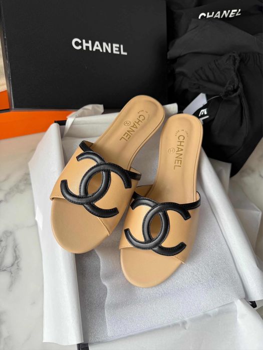 Klapki Chanel beige leather