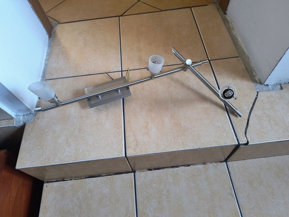 Lampa sufitowa z trzema kloszami