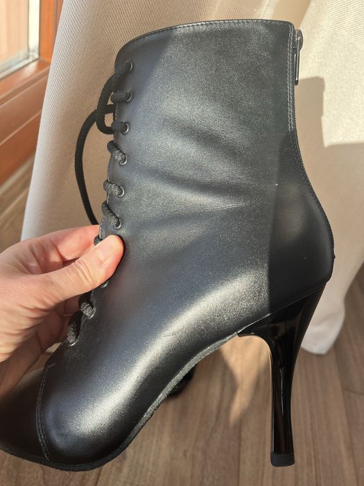 Skórzane botki na wysokim obcasie – rozmiar 40