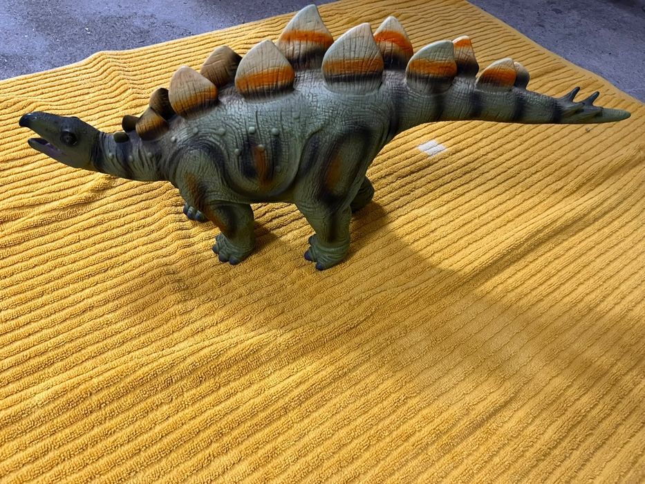 tubarão martelo é do oceanario, O tubarão limão é da cience4you e o T-rex também e o dinossauro Estegossauro (Stegosaurus