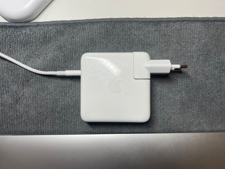 MacBook 13 PRO Perfekcyjny stan, od seniora, bateria  44 cykle