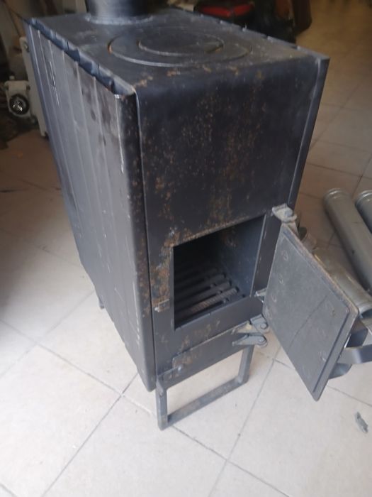 Продам печку -буржуйку ,с трубами дымохода из нержавейки