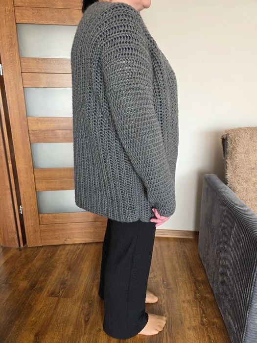 Sweter damski zrobiony na szydełku