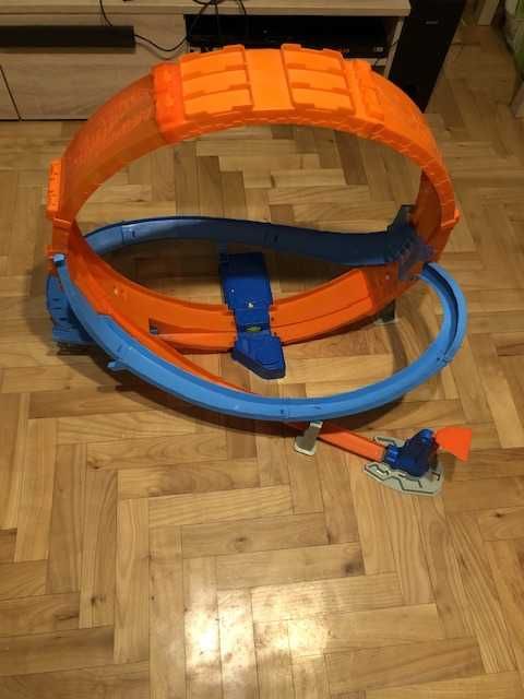 Hot wheels kaskaderska giga pętla