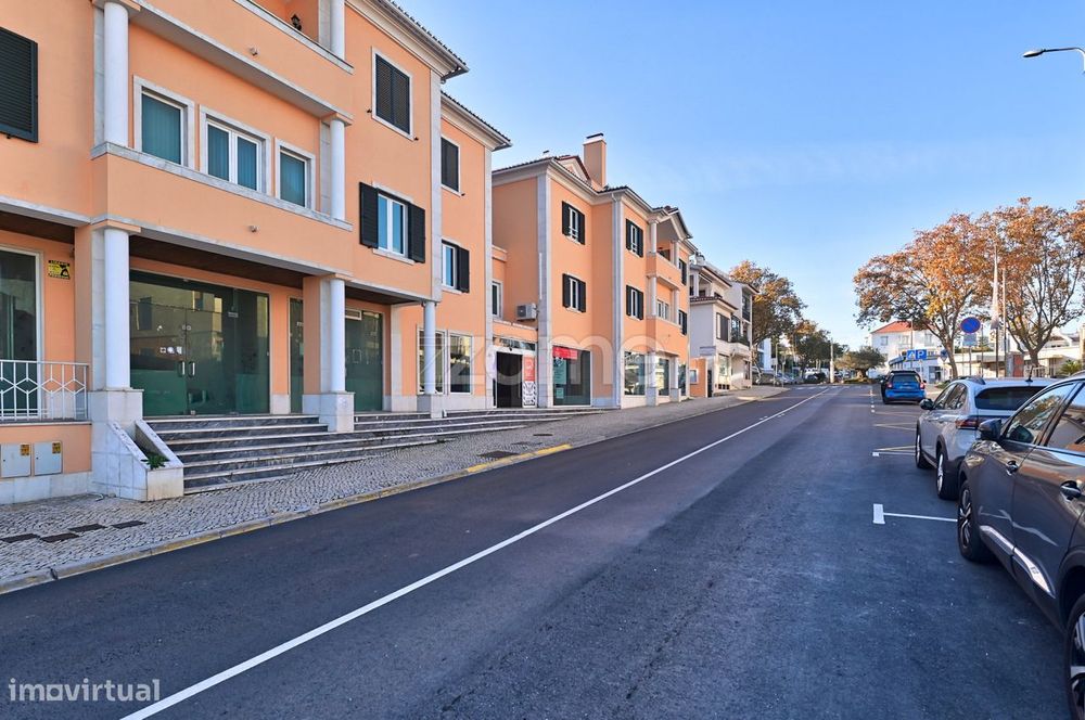Escritório/Serviços frente ao novo Centro Saúde Cascais