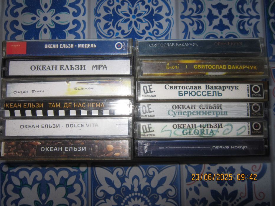Аудіокасети з записом Океану Ельзи та інших українських виконавців