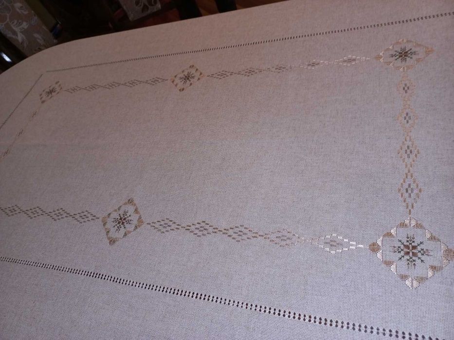 Вишита скатертина (ручна робота)