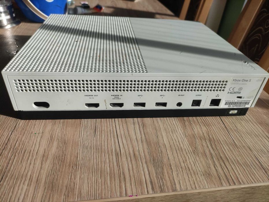 Xbox One S - uszkodzony z przeznaczeniem na części