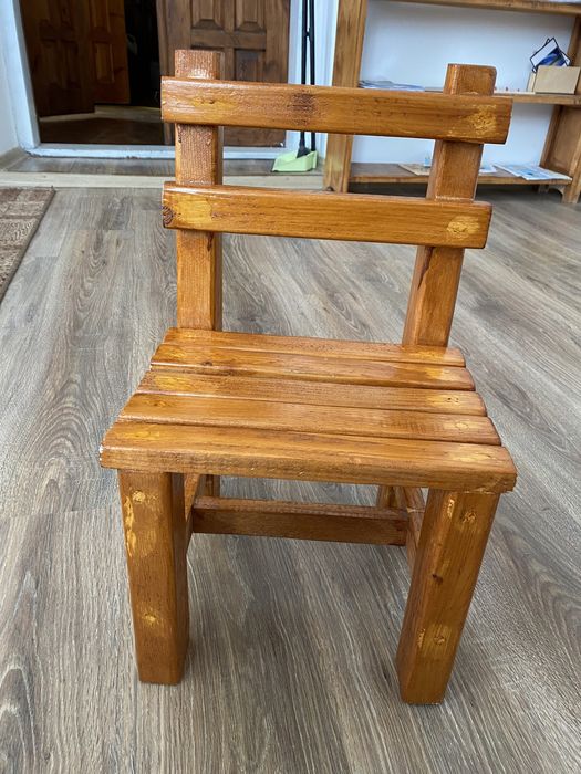 Дерев’яний  дитячий стілець