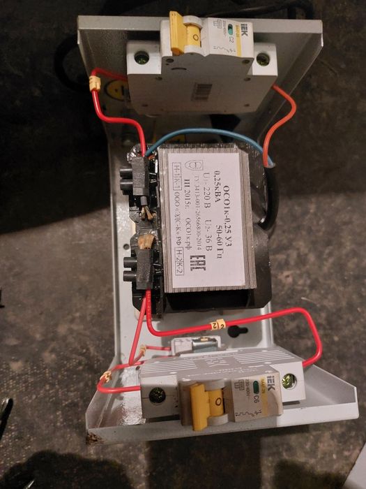 Понижуючий трансформатор в корпусі 220/36 в IP30 IEK