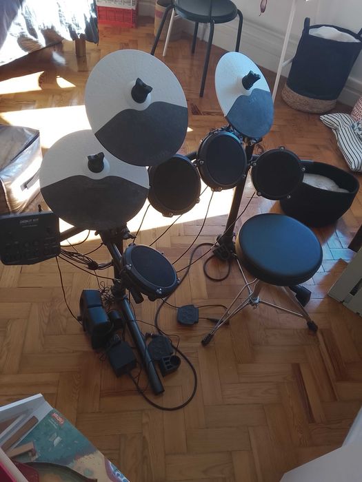 bateria electrónica Alesis