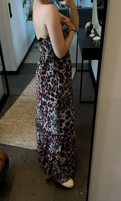 Długa/maxi sukienka w cętki, odkryte ramiona