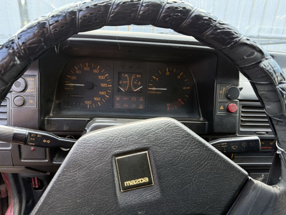 Автомобіль Mazda 323 1987