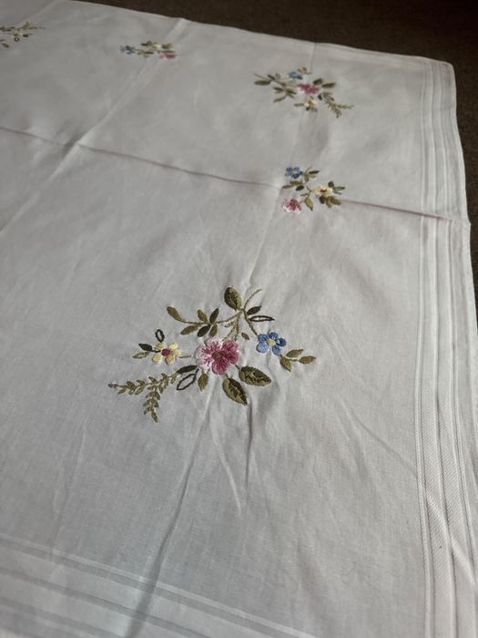 Obrus recznie haftowany kwiaty do kolekcji