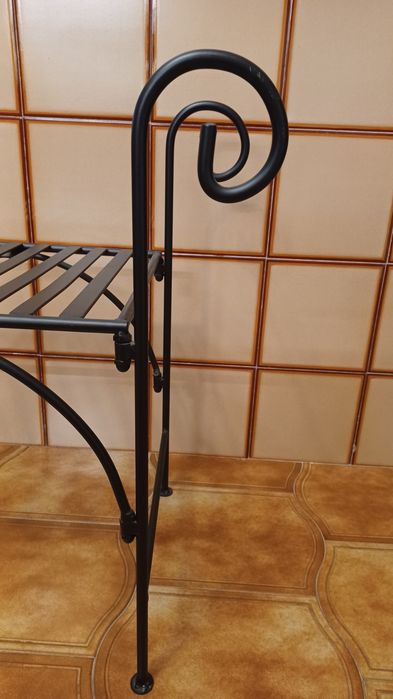 Banco de ferro forjado preto, design clássico