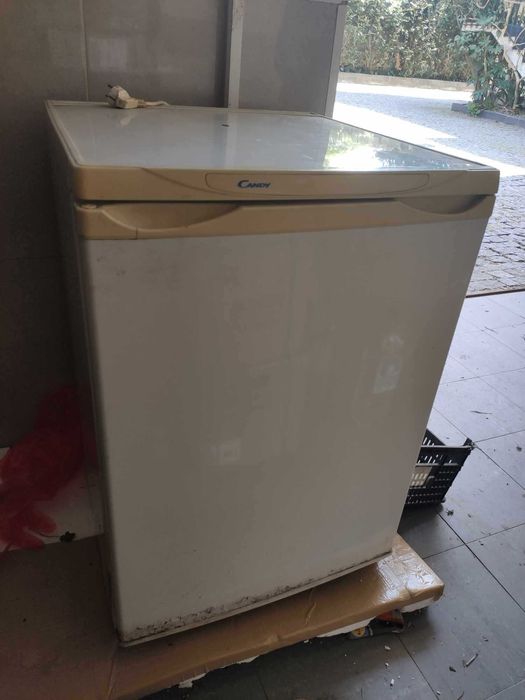 Cozinha com Eletrodomésticos e Mobiliário