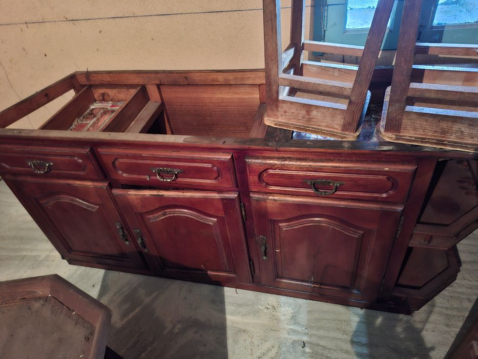 Lava loiça moveis de cozinha com bastante uso