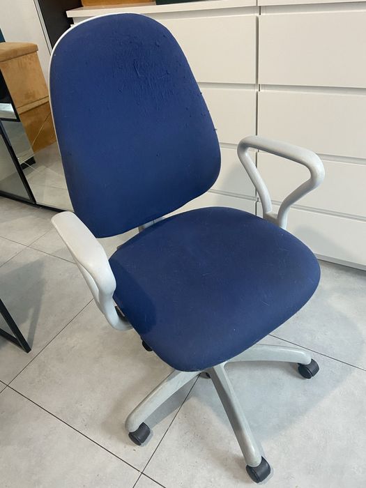 Granatowy fotel do biurka