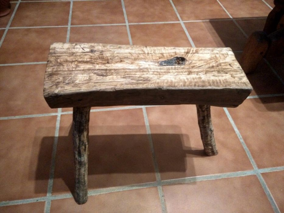 Banco com 3 pés muito bonito.