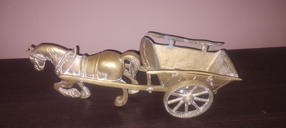 Bryczką z koniem wykonana z mosiądzu