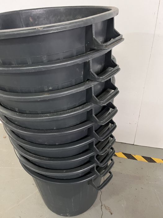 Baldes grandes pretos para agricultura e obras