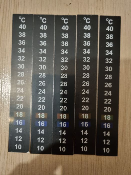 Termometr naklejany na szybę.