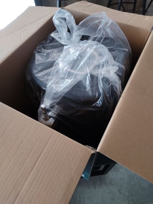 Новий в упаковці диспенсер для пива