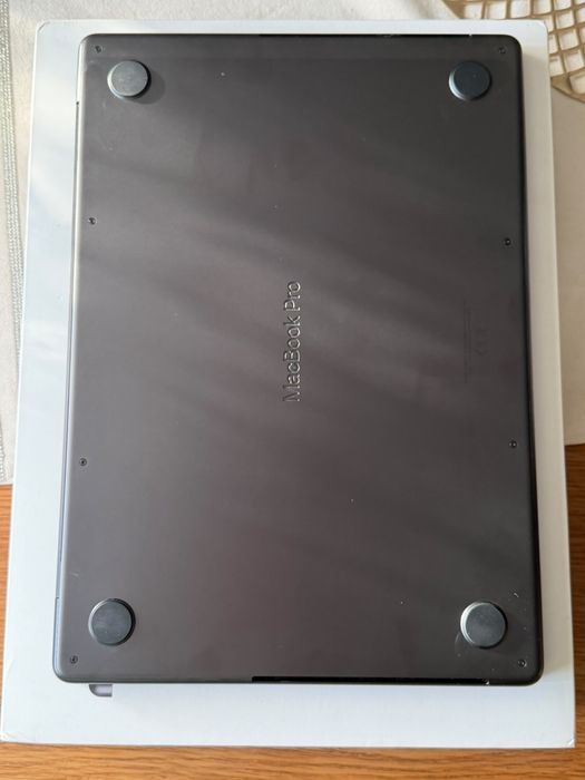 Macbook m5 pro 16 GB gwarancja pudełko