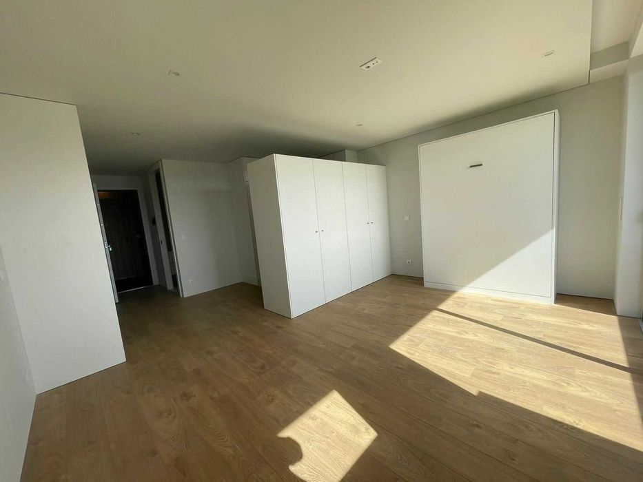 Estúdio TO em prédio de luxo, com portaria 24h, lugar de garagem e arrumos, no Porto (Circunvalação, Sra.Hora)