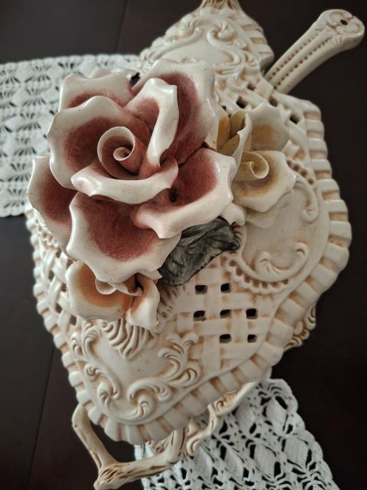 Terrina oval com flores em faiança