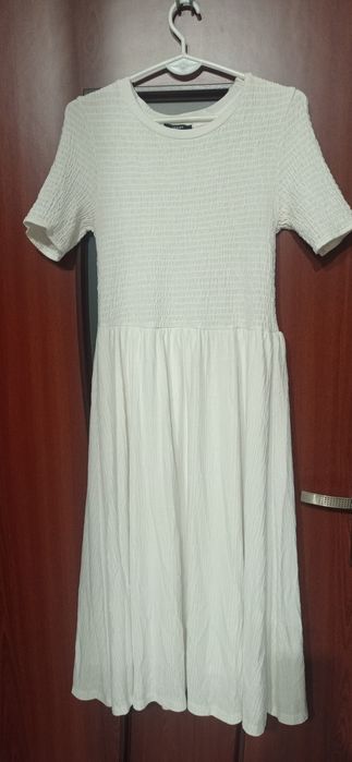 Piękna śmietankowa sukienka  MIDI Reserved  S /M 36/38