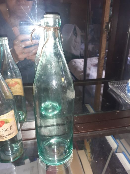 Stare butelki po alkoholu i soku