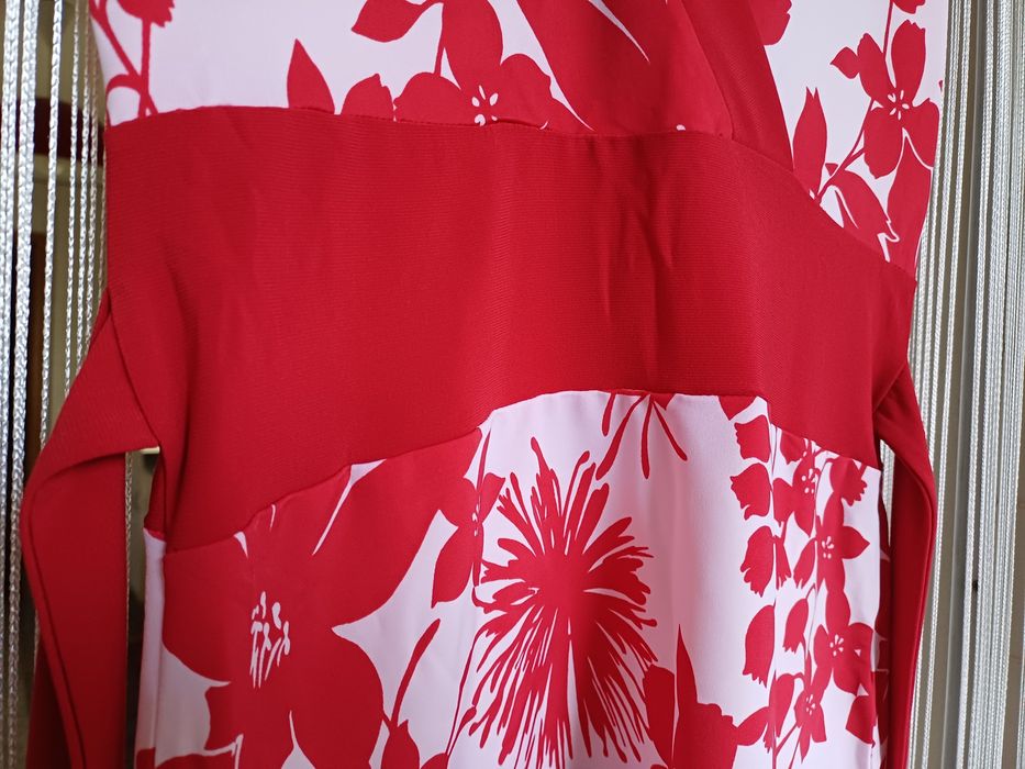 Top sem mangas, branco e vermelho, com motivos florais (S/M)