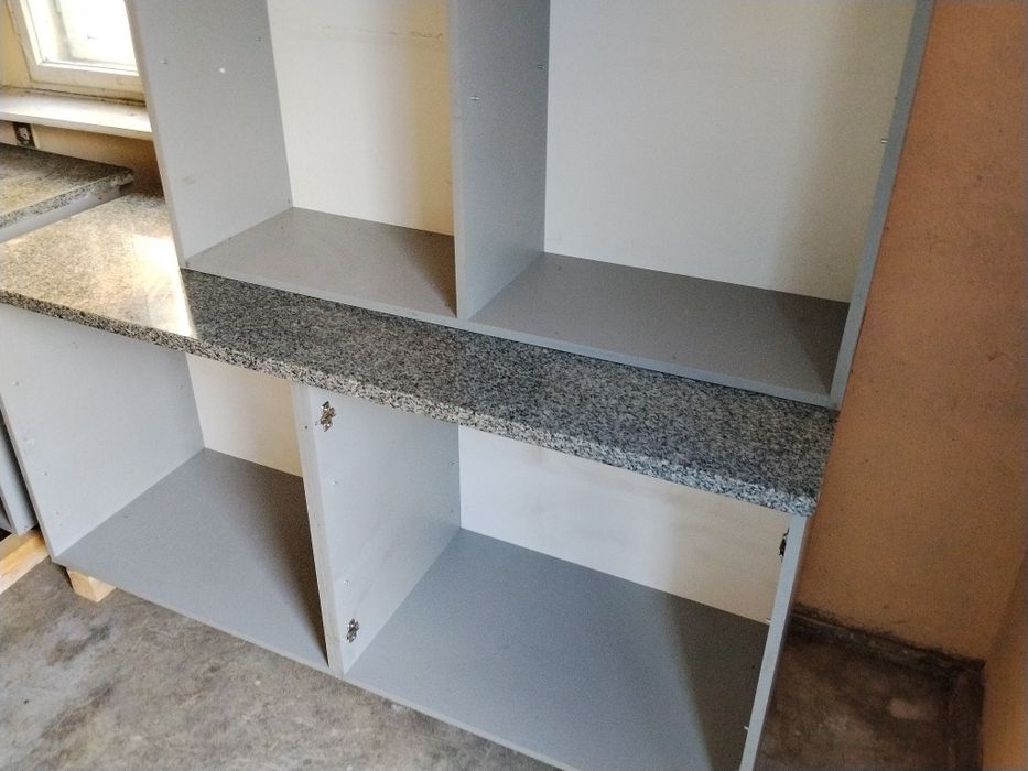 Szafki kuchenne z blatem granitowym