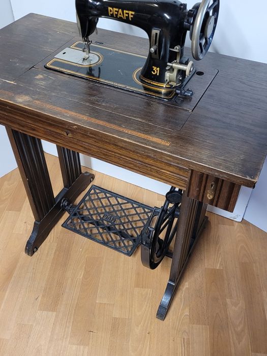 Stary stolik z maszyną do szycia Pfaff antyk konsola biurko