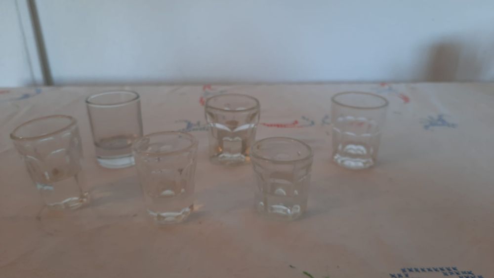 Vários copos antigos e m vidro.