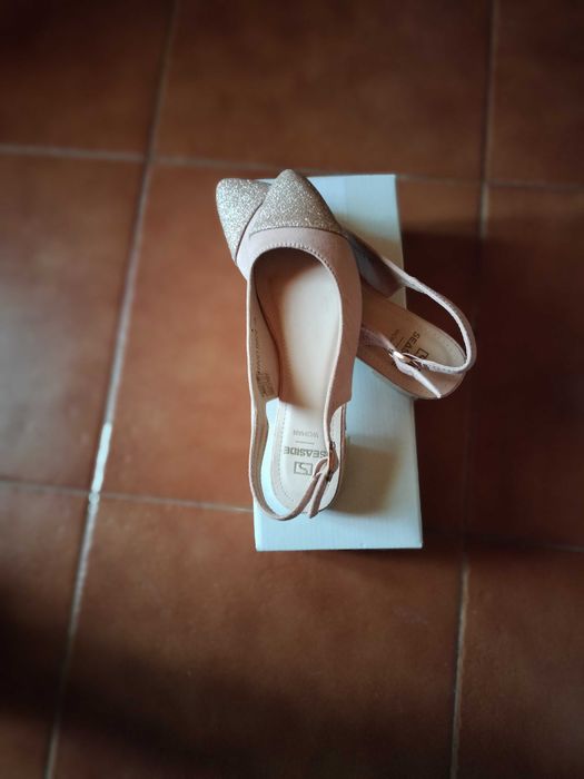 Sapatos rasos abertos